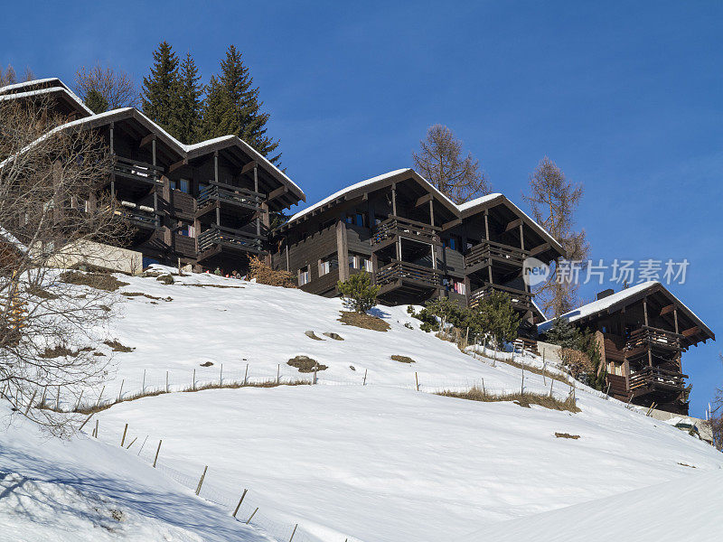 雪覆盖的瑞士高山小屋和村庄