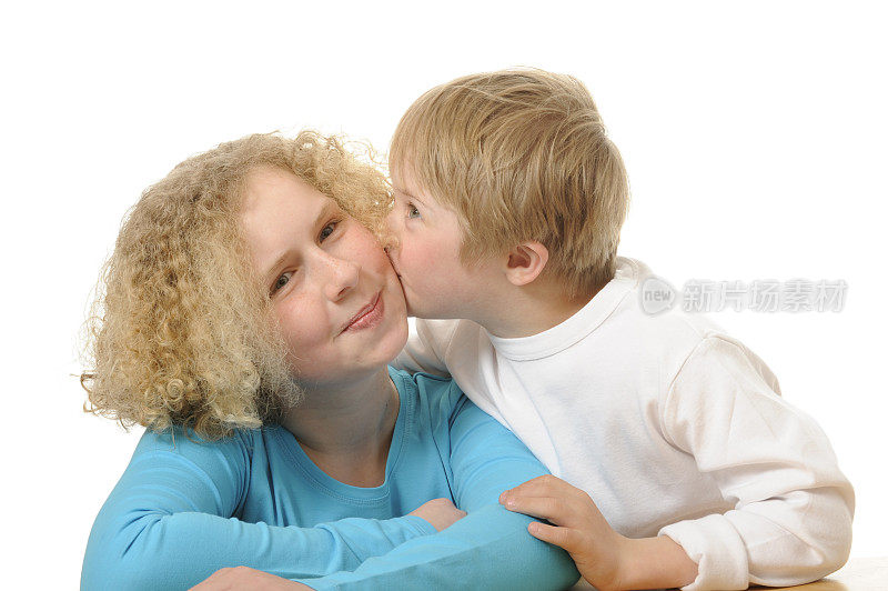 患有唐氏综合症的男孩给了他的侄女一个吻