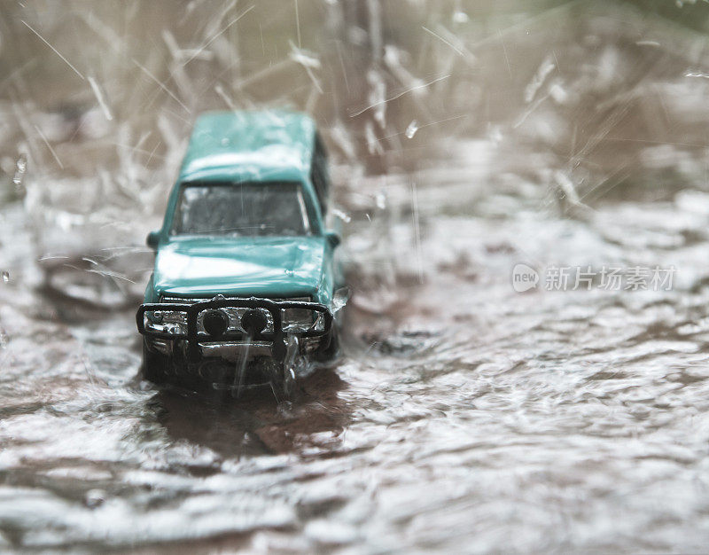 雨中的玩具车