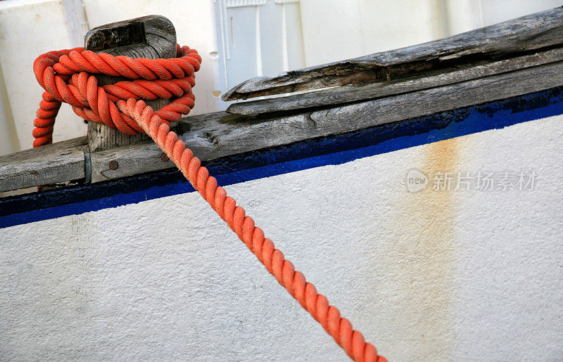 旧拖网渔船细节与红绳