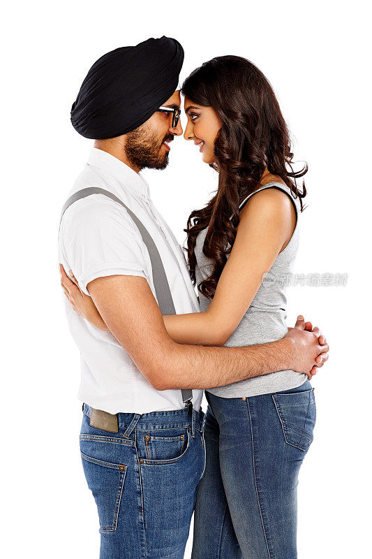 相爱的印度情侣拥抱在一起