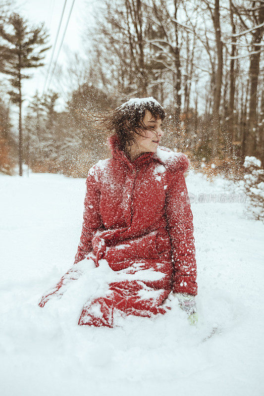 十几岁的女孩在冬天的森林里玩雪