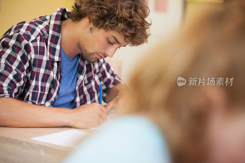 男同学在教室写笔记