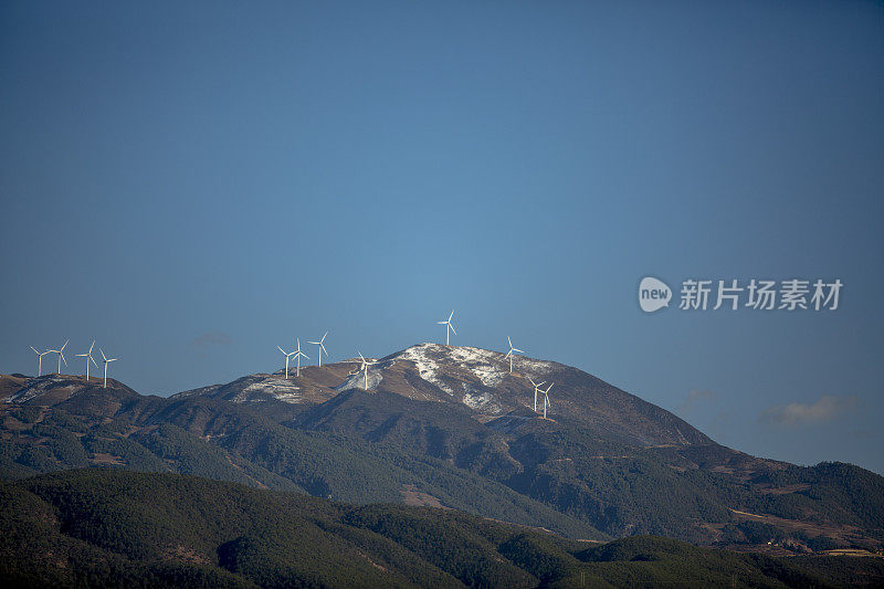 雪山上的风车