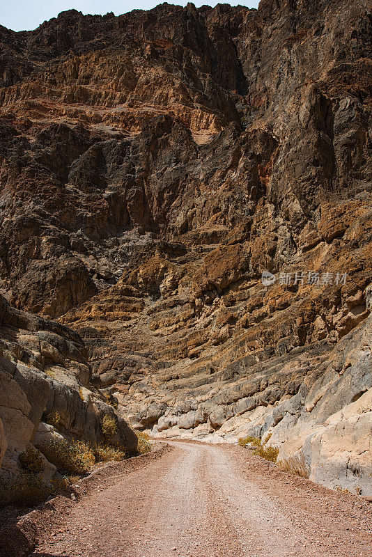 死亡谷土路穿过提图斯峡谷
