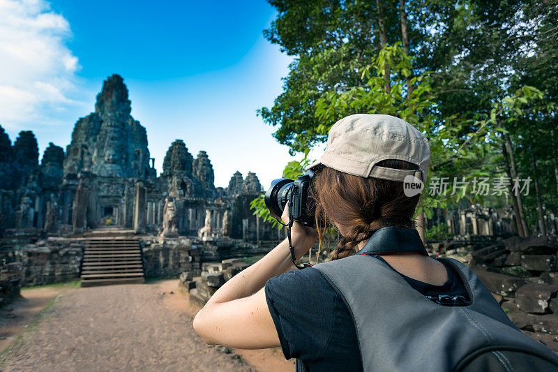 女摄影师在柬埔寨吴哥窟拍照