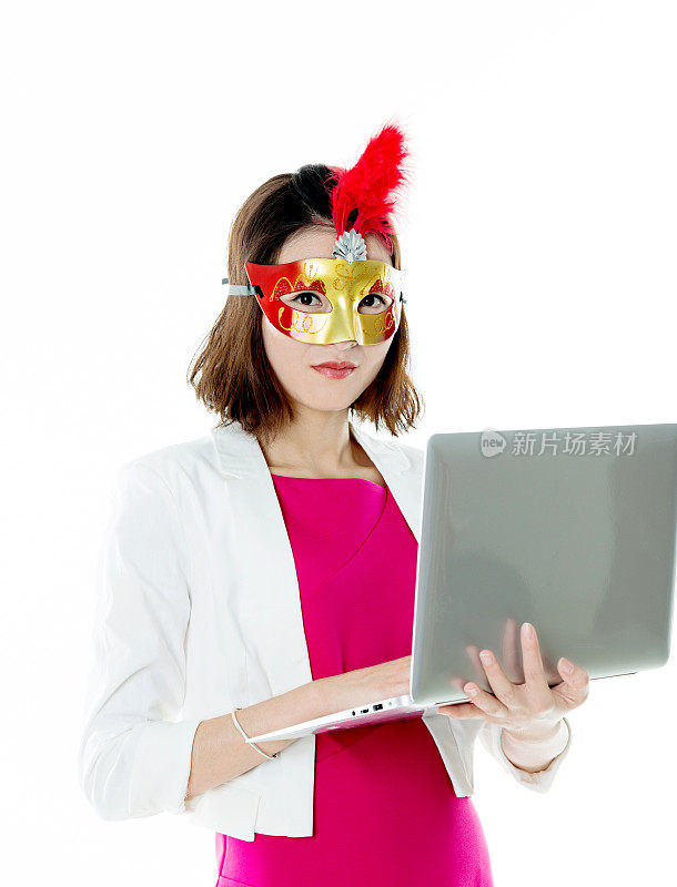 戴着面具拿着笔记本电脑的年轻女子