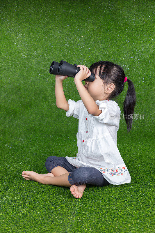 亚洲华人小女孩用望远镜看东西