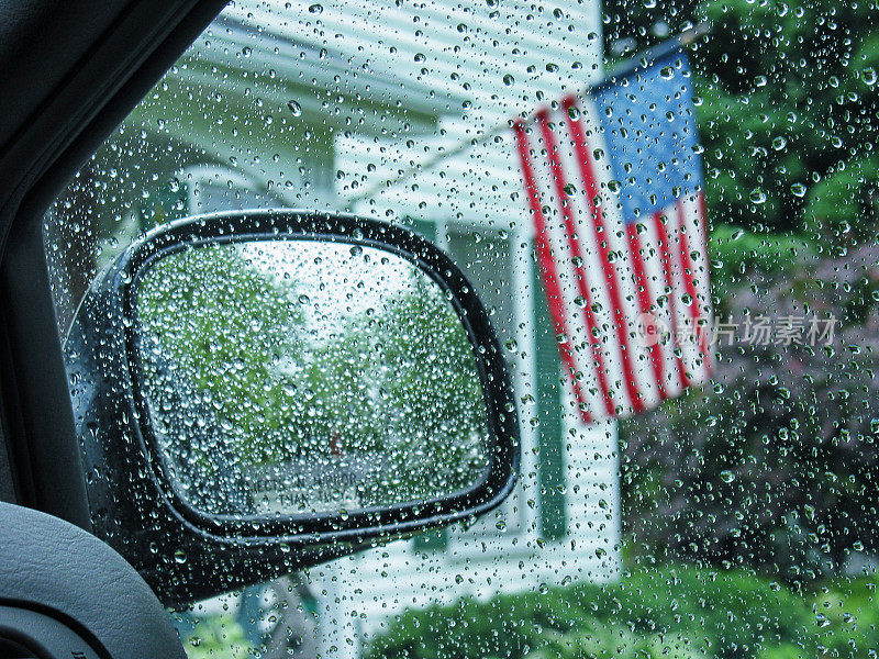 雨点、后视镜和美国国旗