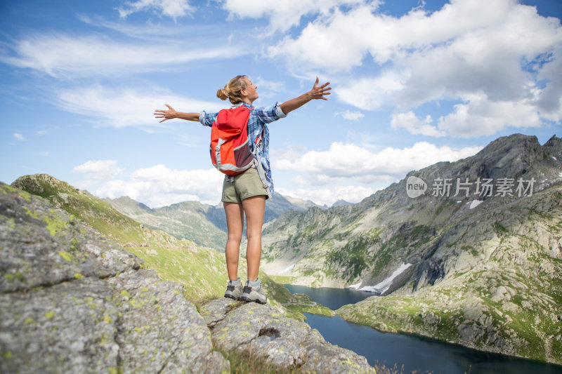 在瑞士徒步旅行的年轻女子到达山顶――夏天