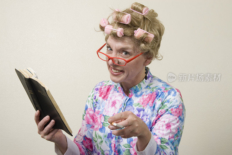 老妇人读圣经和抽烟