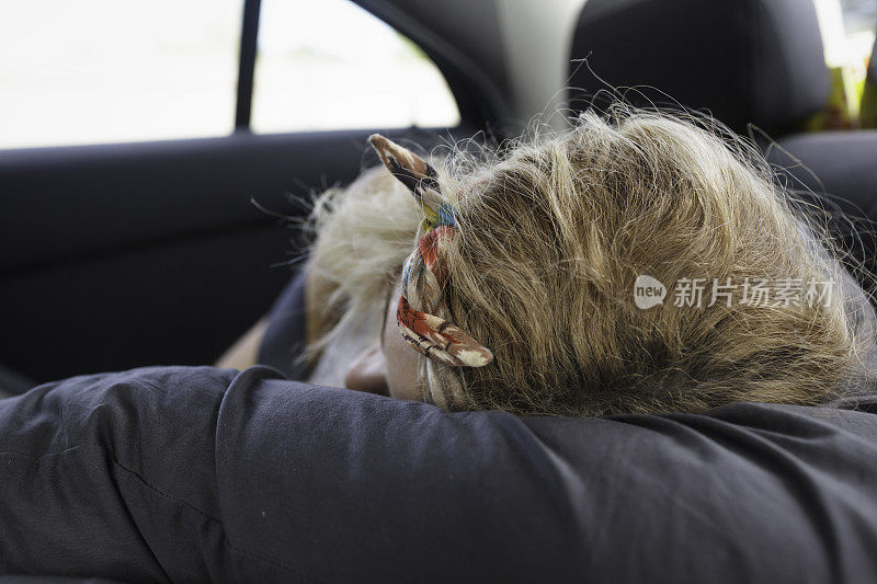 在车后座睡觉的女人