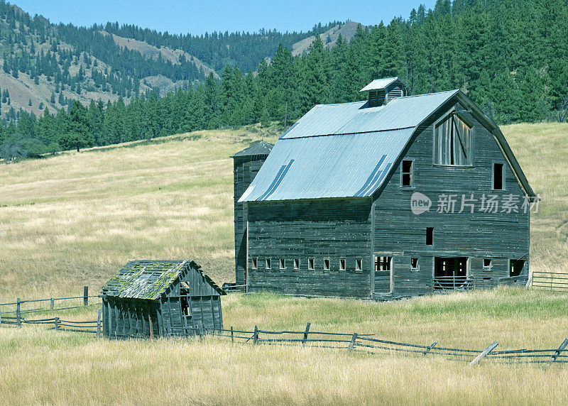 华盛顿州中部山区的谷仓和牧场