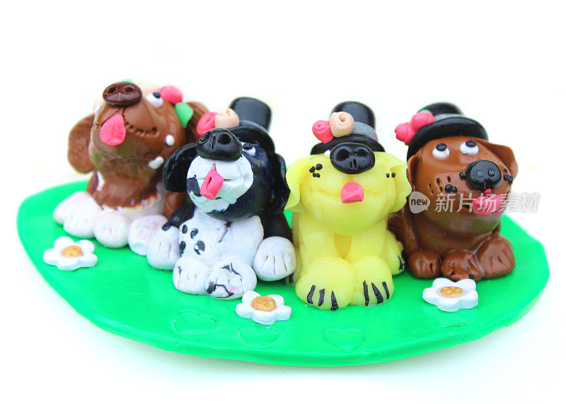 自制蛋糕装饰(聚合物粘土)，卡通狗戴着大礼帽排成一排