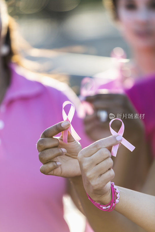 多种族手握乳腺癌意识丝带