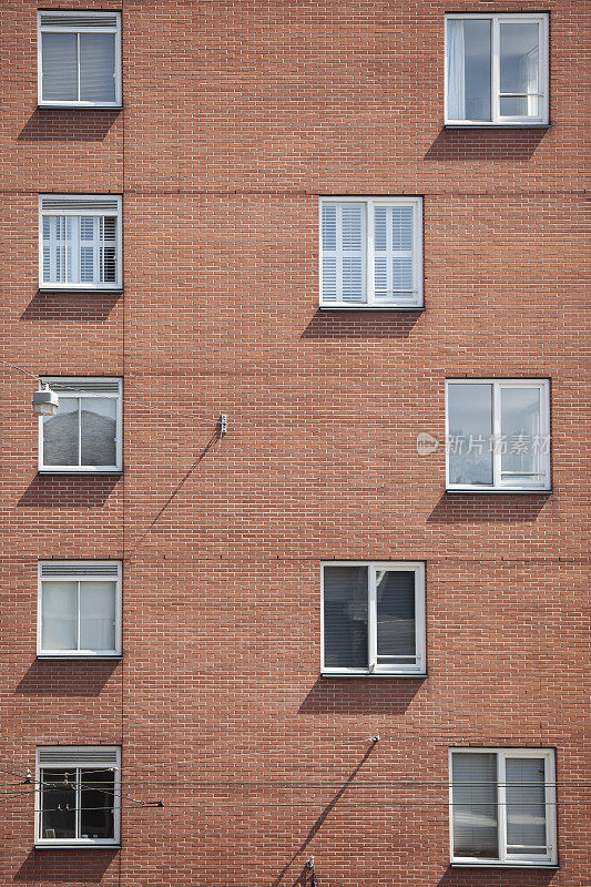 这张照片拍摄的是一栋大楼的墙壁和对称的窗户。