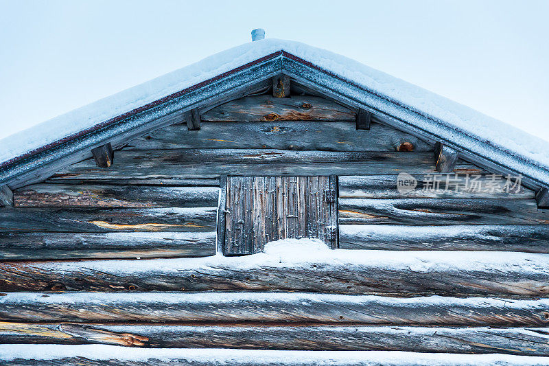 拉普兰木制建筑，有冬天的冰雪