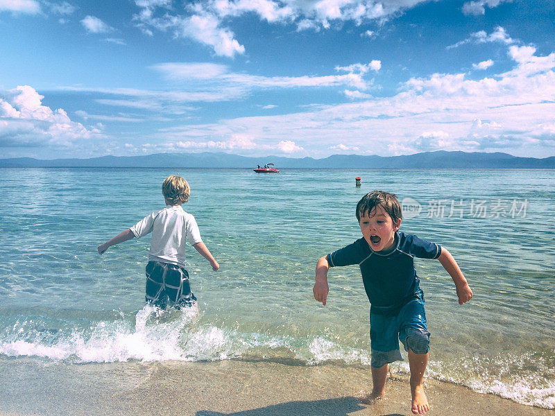 男孩们一起在美丽的太浩湖中玩耍