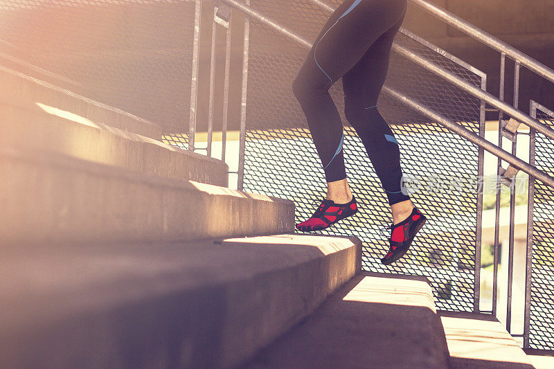 想象男人的腿跑上楼梯，锻炼身体。
