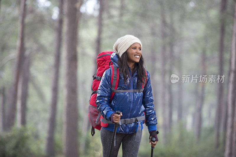 背包女徒步旅行在冬季的亚热带气候。