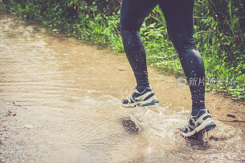 高加索老年妇女在雨中奔跑地中海活跃老年人