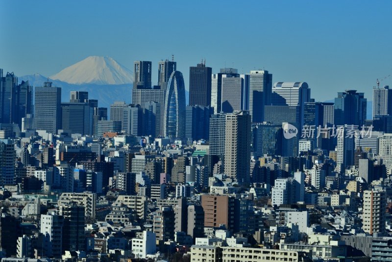 富士山和东京的天际线:白天和晚上