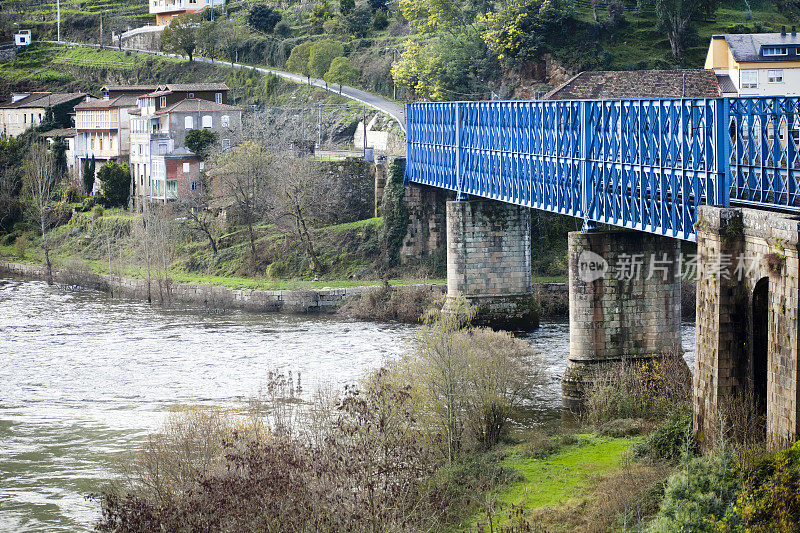 铁路桥，皮尔斯村，河Miño和轨道。