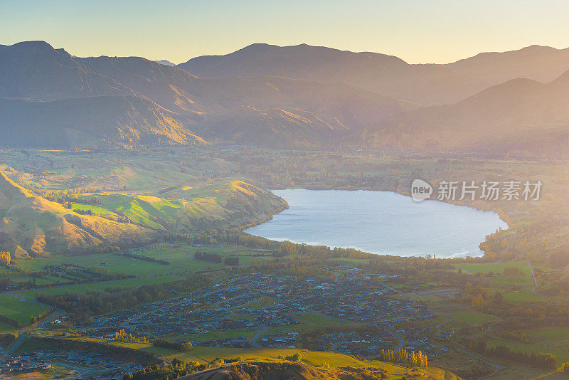 新西兰皇后镇壮观的山峰全景