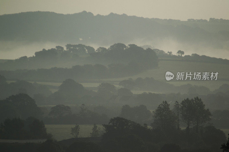 黎明时分的英国乡村