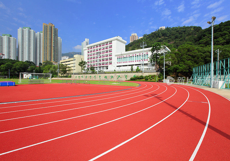 阳光下的跑道