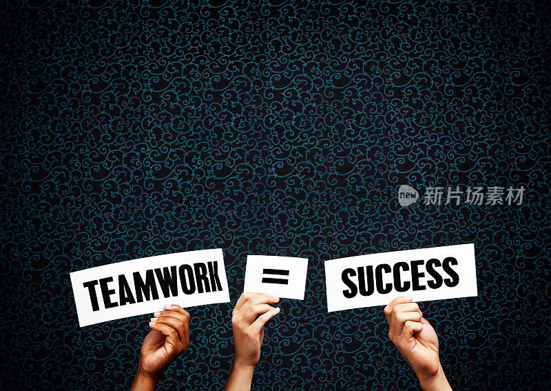 标语上写着“团队合作=成功”。这是真的!