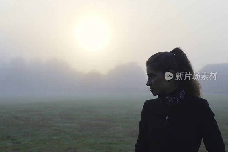 女人在迷雾中;风景美丽的俄罗斯户外女孩