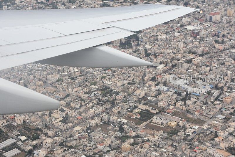 飞机在城市上空飞过