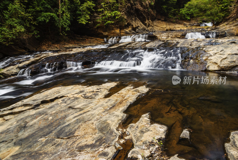 印度卡纳塔克邦西高止山脉美丽的瀑布