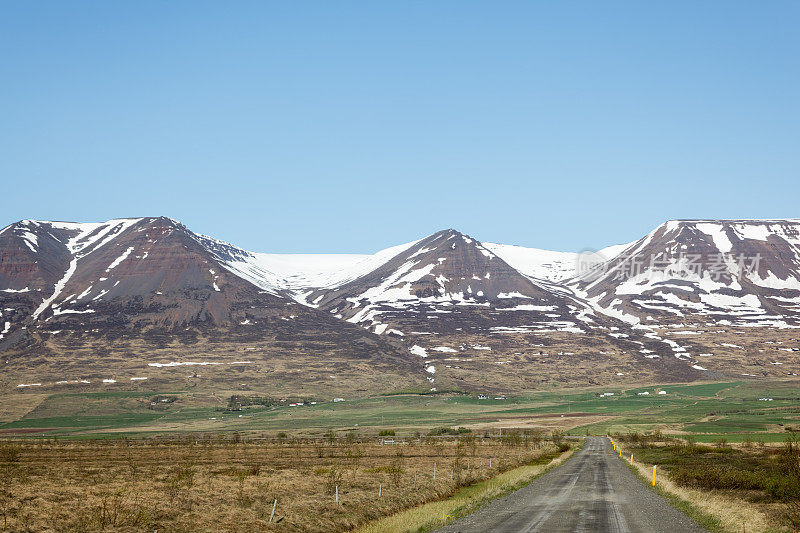 穿越冰岛风景的道路