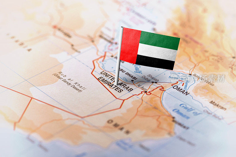 阿拉伯联合酋长国用旗帜钉在地图上