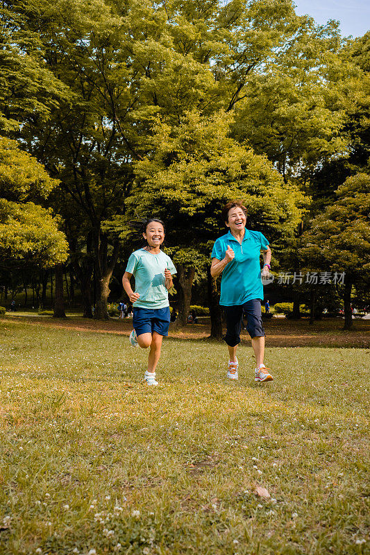 日本女孩和奶奶在公园里跑步