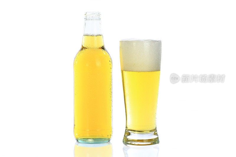 玻璃杯啤酒和酒瓶啤酒