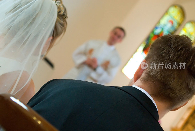 牧师对新娘和新郎讲话