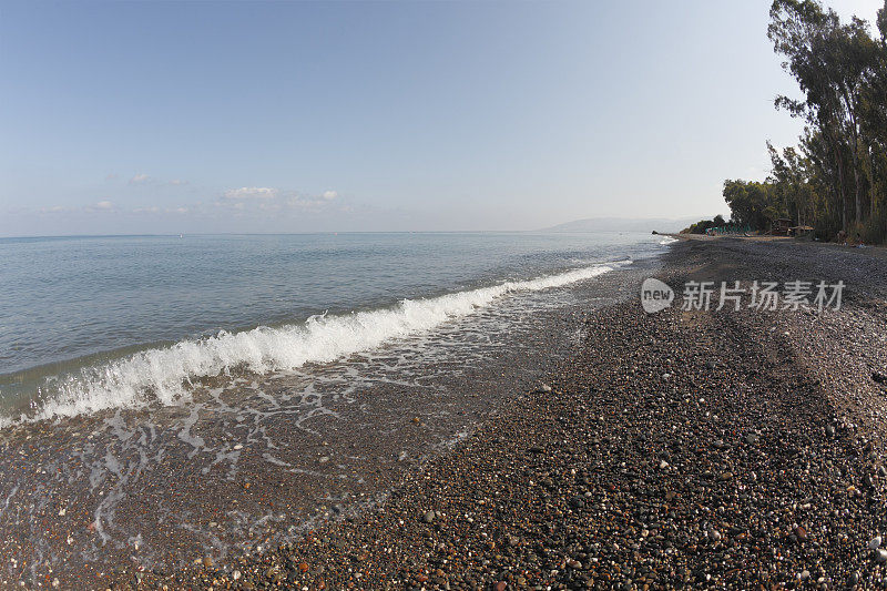 黑色孤独的卵石蓝色地中海海滩阿伊亚纳帕塞浦路斯