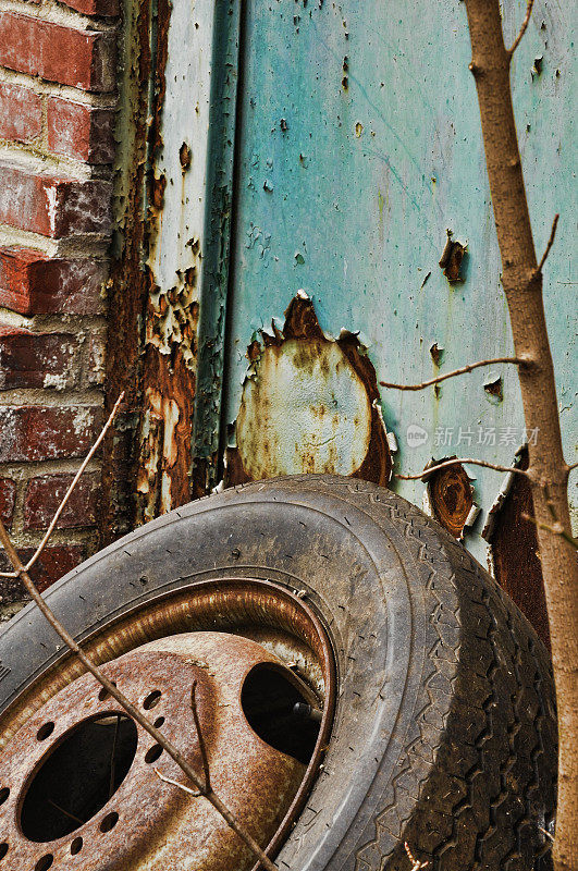旧生锈的轮胎对抗废弃的建筑