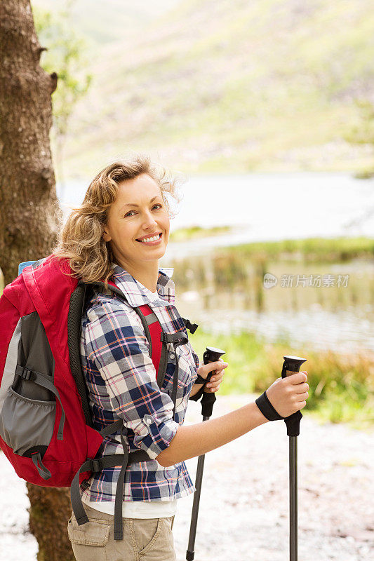 带着登山杖的女性徒步者