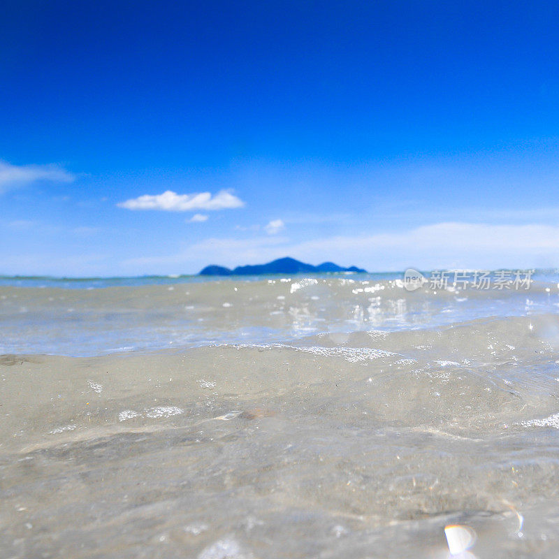 美丽的热带海滩对着大海和天空。