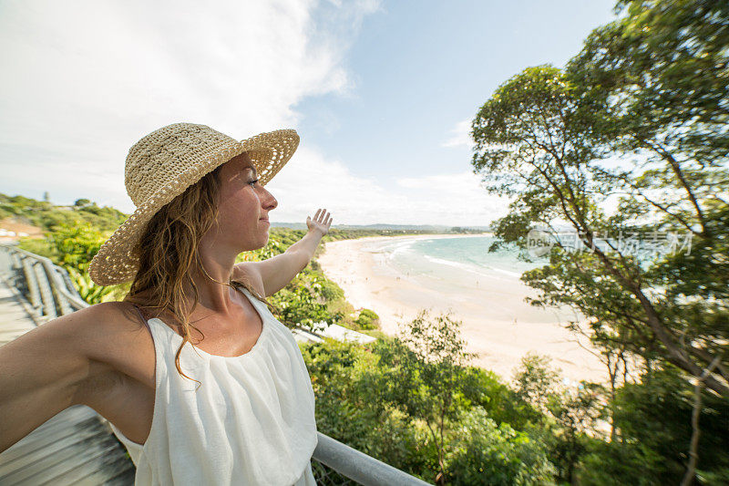 白人女性喜欢在澳大利亚的海滩生活方式