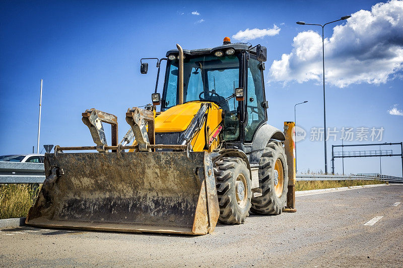 在一条新公路建设中的推土机