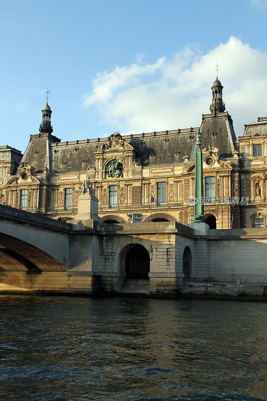 河中的卢浮宫
