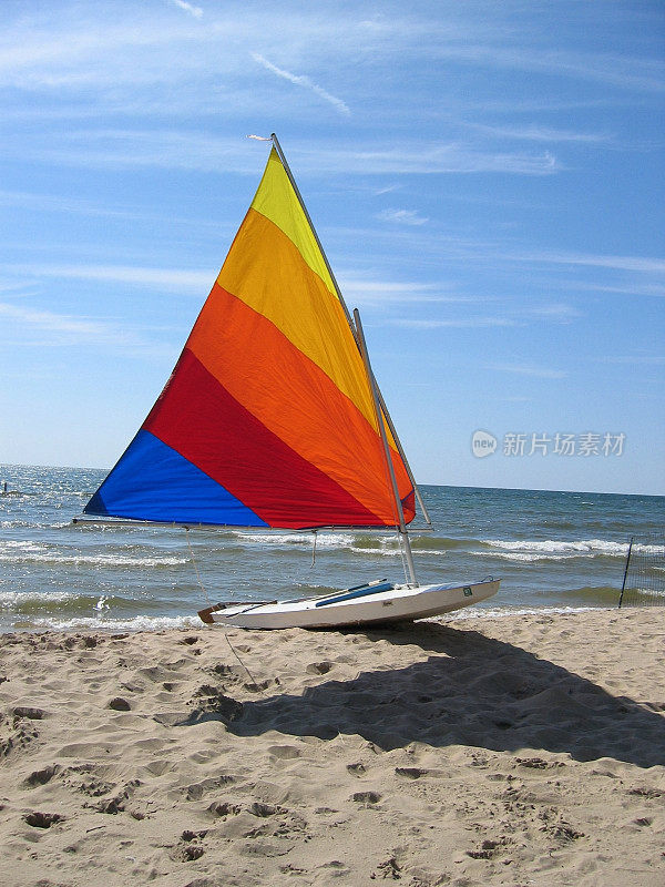 海滩上的帆船