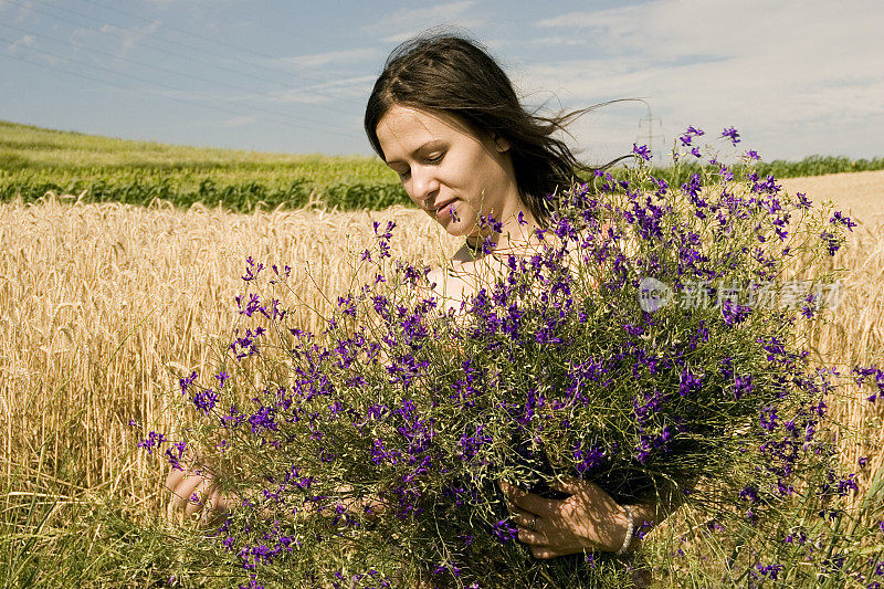带着花的年轻女子。