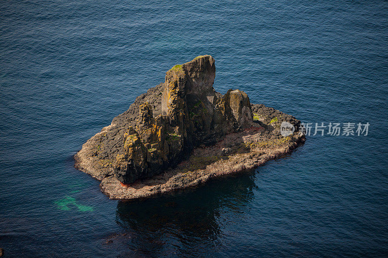 小岩石海岸岛