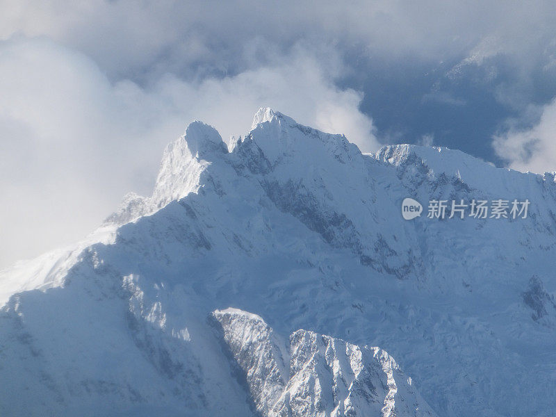 冰冷的山峰会